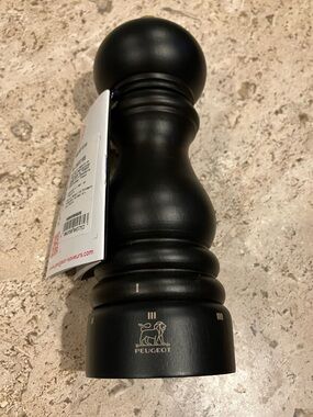 Peugeot Matte Black Pepper Grinder with Gold Logo 18 cm / NEW